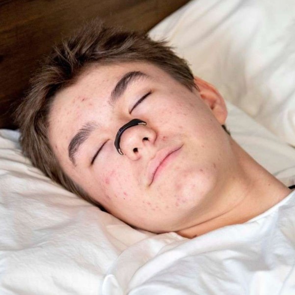 Magnetický pásik na nos pre lepší spánok