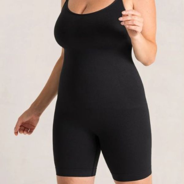 Body s okrúhlym výstrihom po polovicu stehien