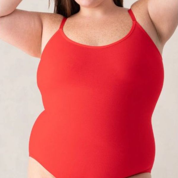 Body s okrúhlym výstrihom a tenkými ramienkami