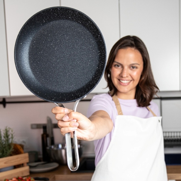 Bezproblémová nepriľnavá panvica